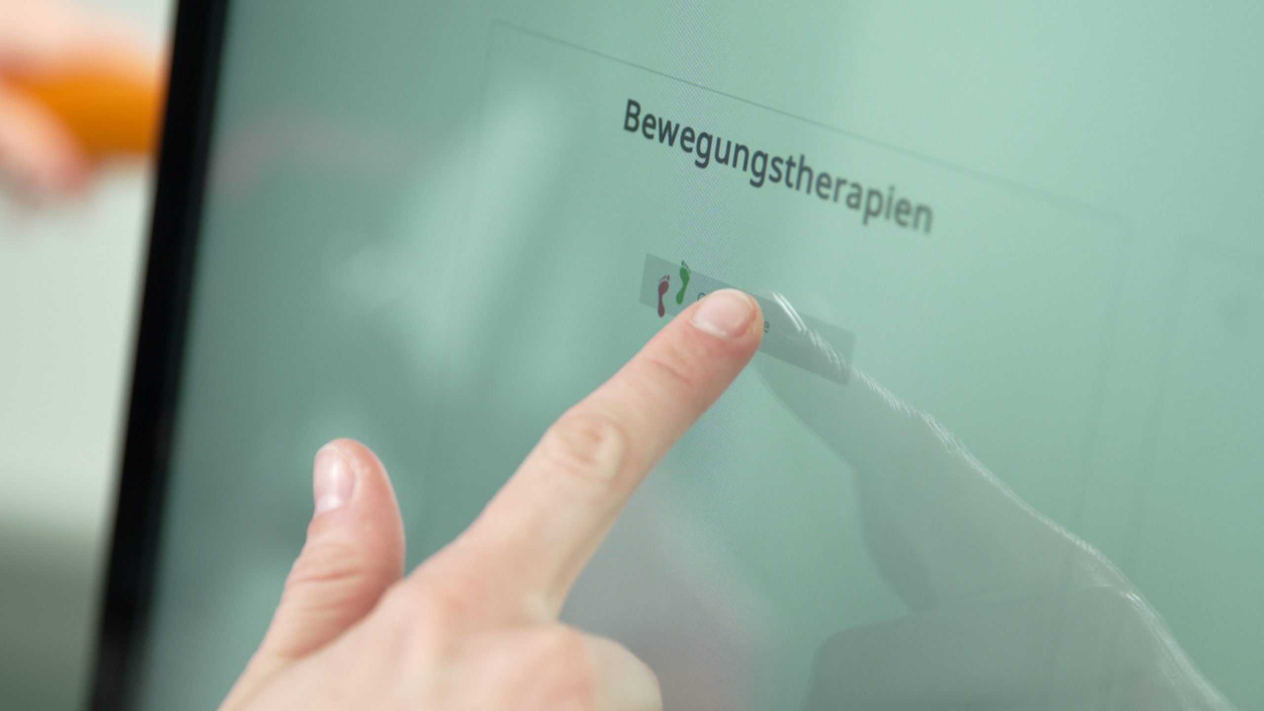 Menschlicher Finger tippt auf Touchscreen