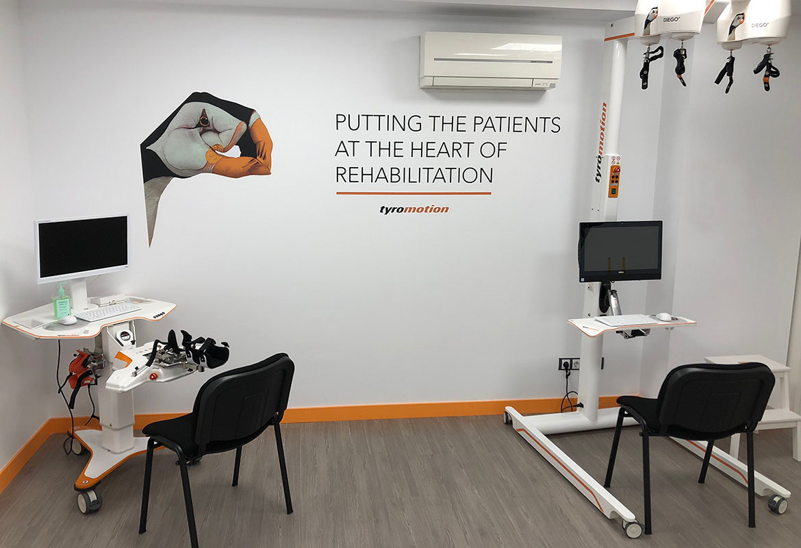 Neuron therapy room with Amadeo and Diego, therapy devices, Puffin on the wall