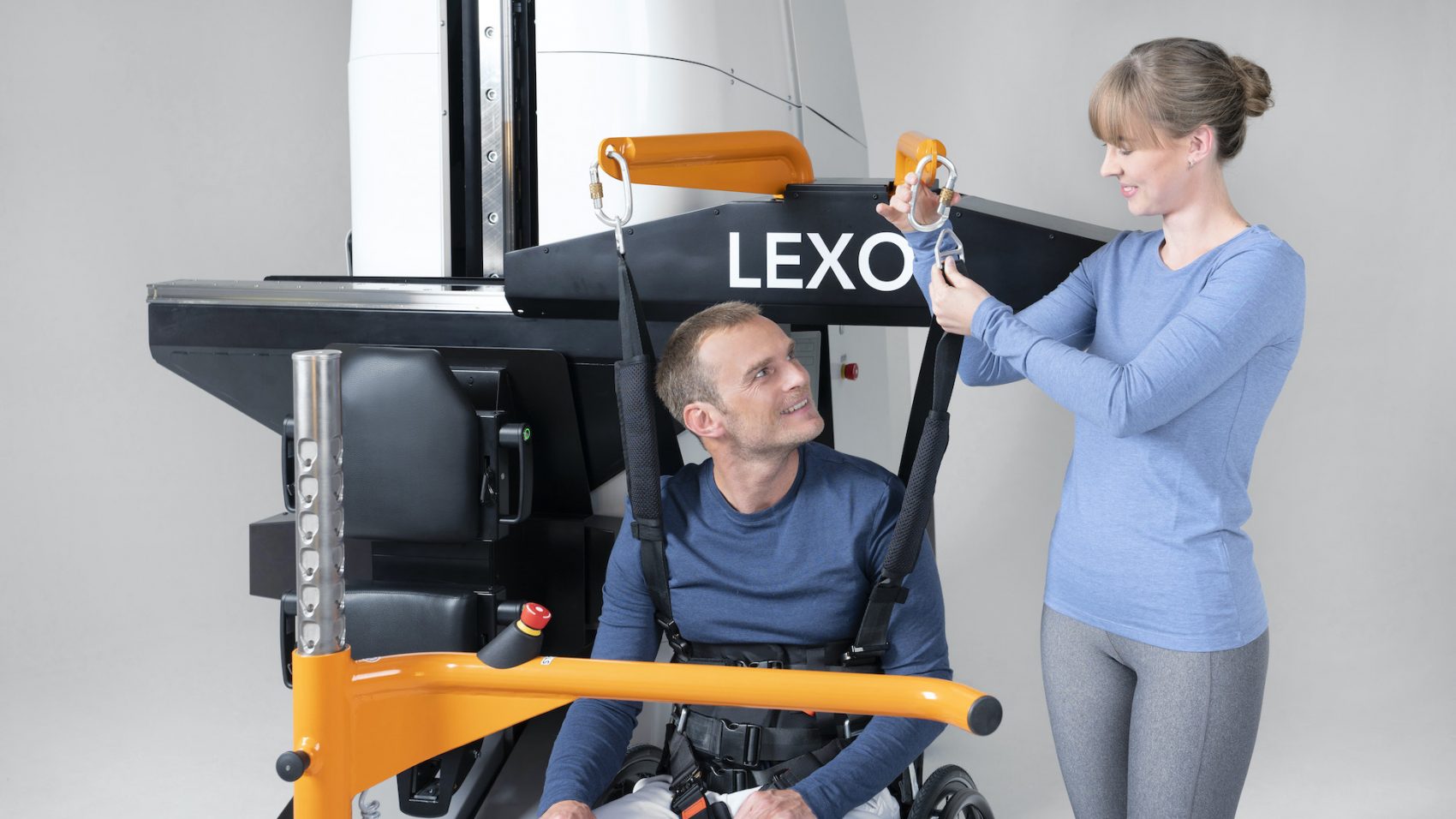 Aufhängevorrichtung von LEXO, Patient im Rollstuhl