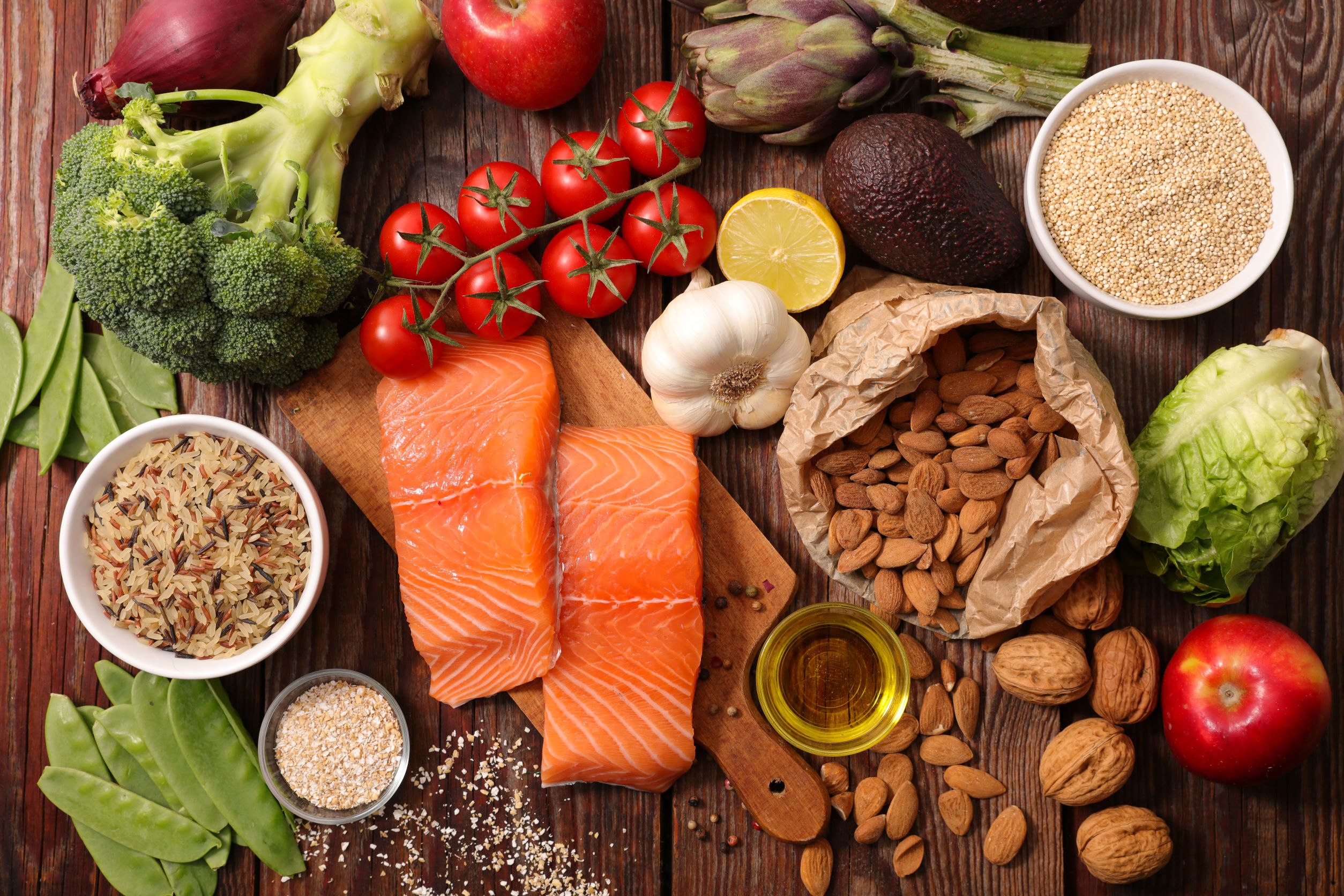Lebensmittel für eine gesunde Ernährung: Gemüse, Lachs, Nüsse