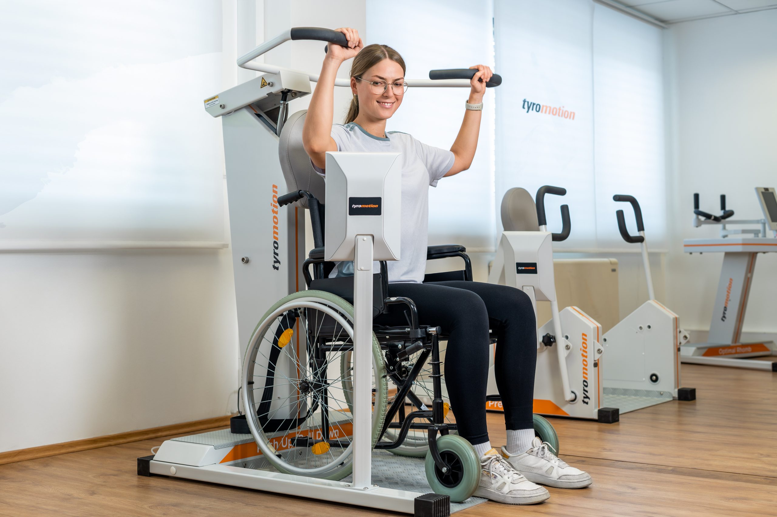 Junge Frau trainiert auf einem Trainingsgerät Schulterkraft